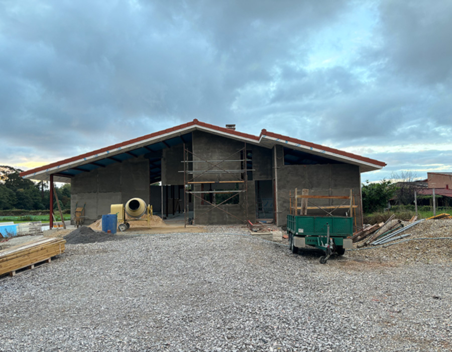 Detalle de la restauración de edificios históricos aplicando técnicas modernas.