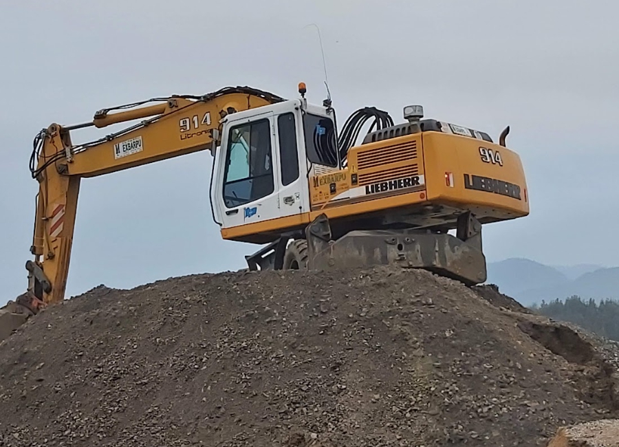 Retroexcavadora realizando trabajos de excavación en Asturias