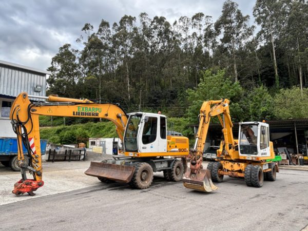 Edificio parcialmente demolido mostrando demolición controlada en Asturias